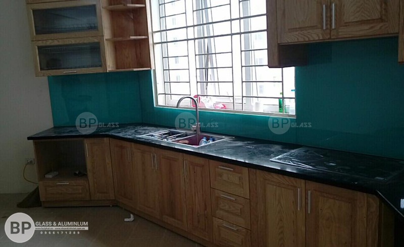 Lắp kính bếp màu xanh dương P1502 tòa CT6 Văn Khê Hà Đông